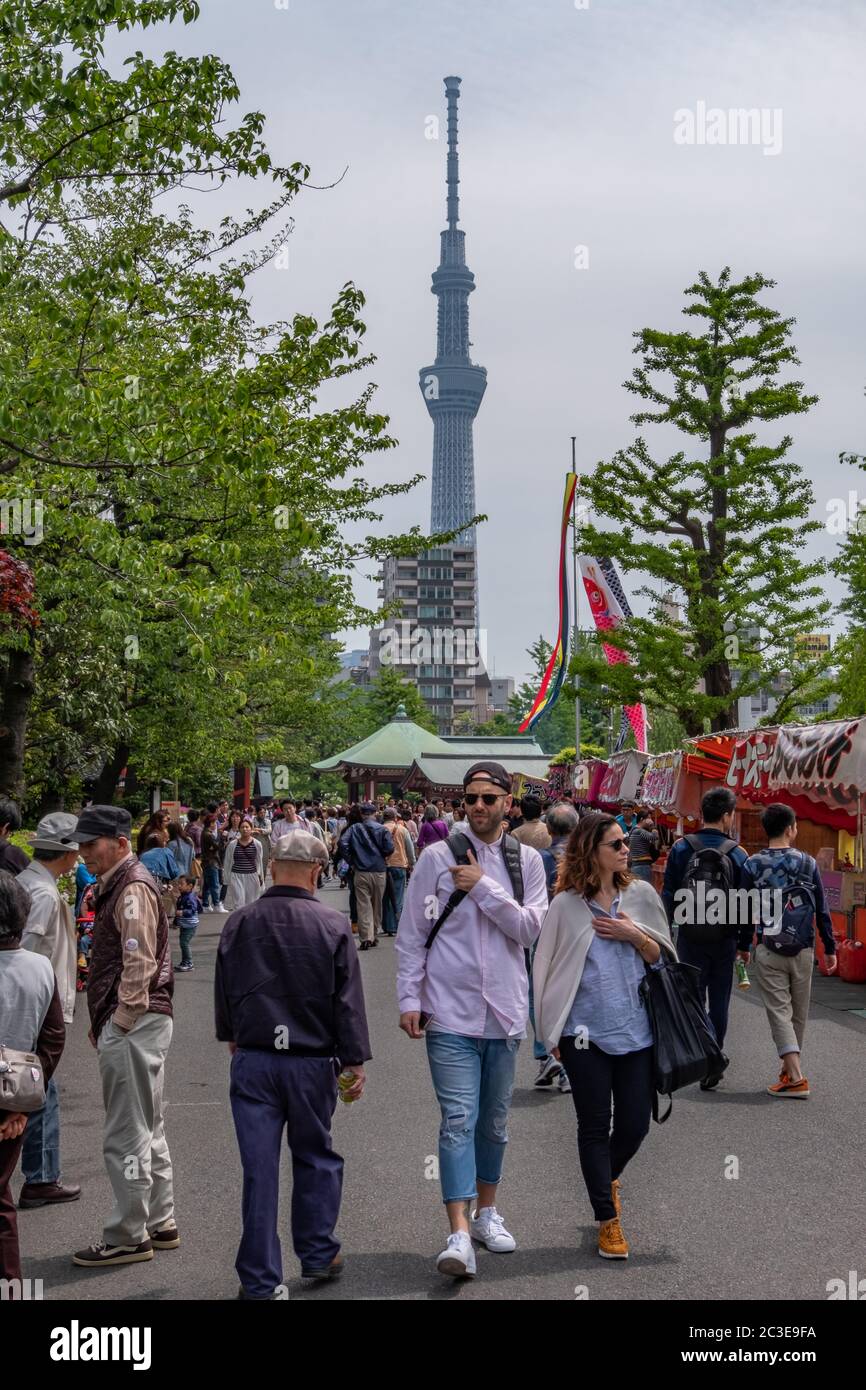 Touristes au temple Sensoji avec Tokyo Skytree en arrière-plan, Tokyo, Japon Banque D'Images