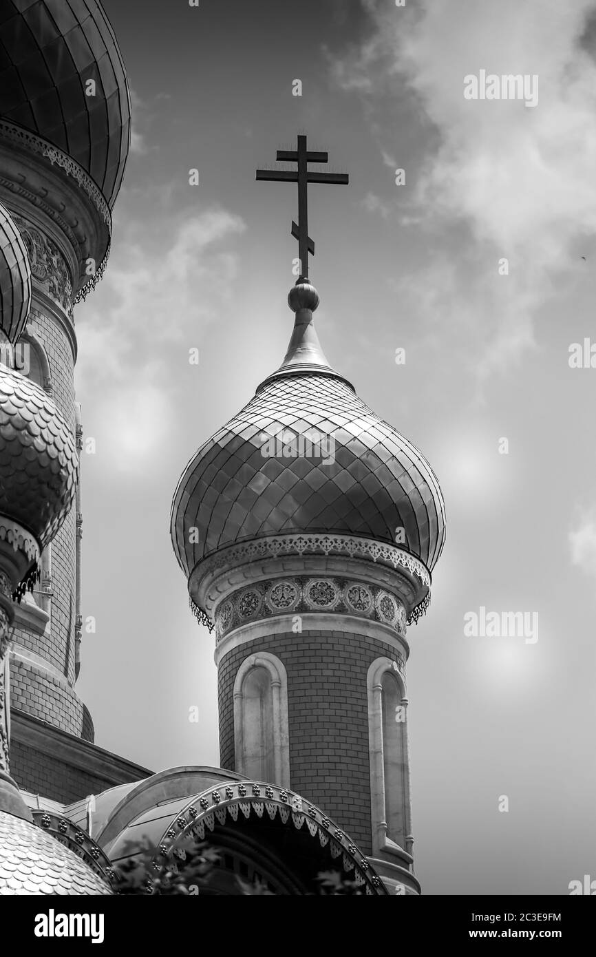 Classique russe église chrétienne orthodoxe plaqué or gros plan en noir et blanc photographie Banque D'Images