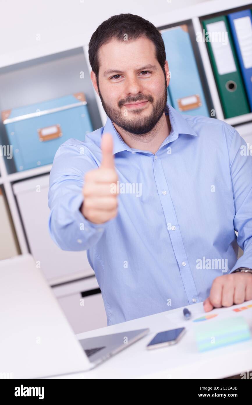 Homme d'affaires travaillant à l'intérieur au bureau à domicile. Concept de travail, de communication et d'affaires. Banque D'Images