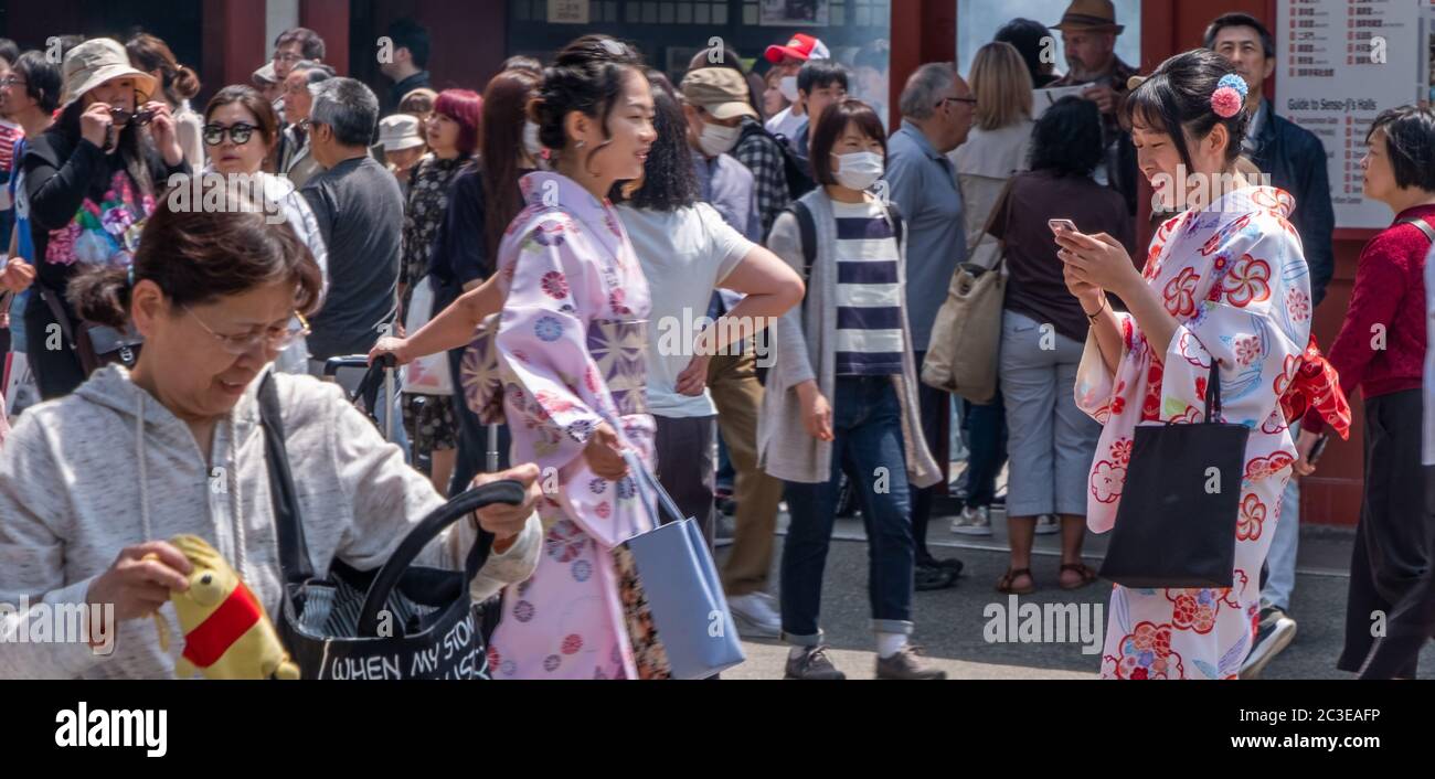 Touristes féminins avec kimono loué au sol du temple Sensoji, Tokyo, Japon. Banque D'Images
