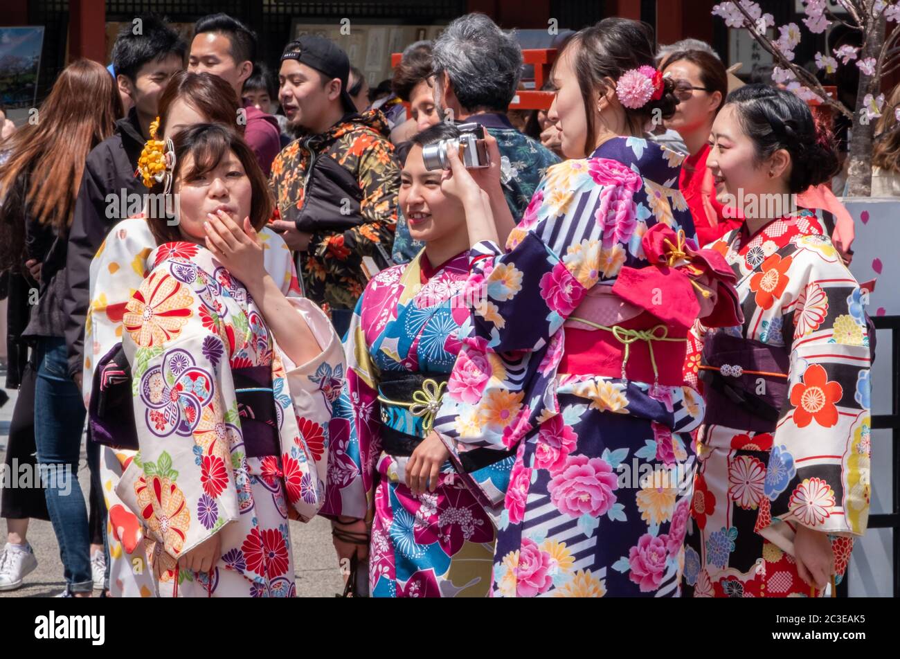 Touristes féminins avec kimono loué au sol du temple Sensoji, Tokyo, Japon. Banque D'Images