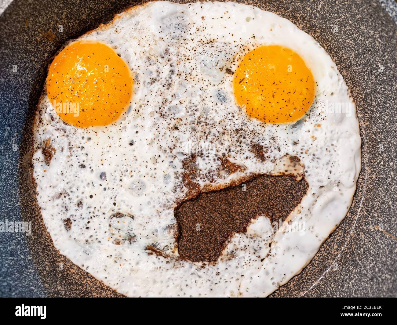 Oeuf au plat avec deux jaunes Banque de photographies et d’images à haute résolution Alamy