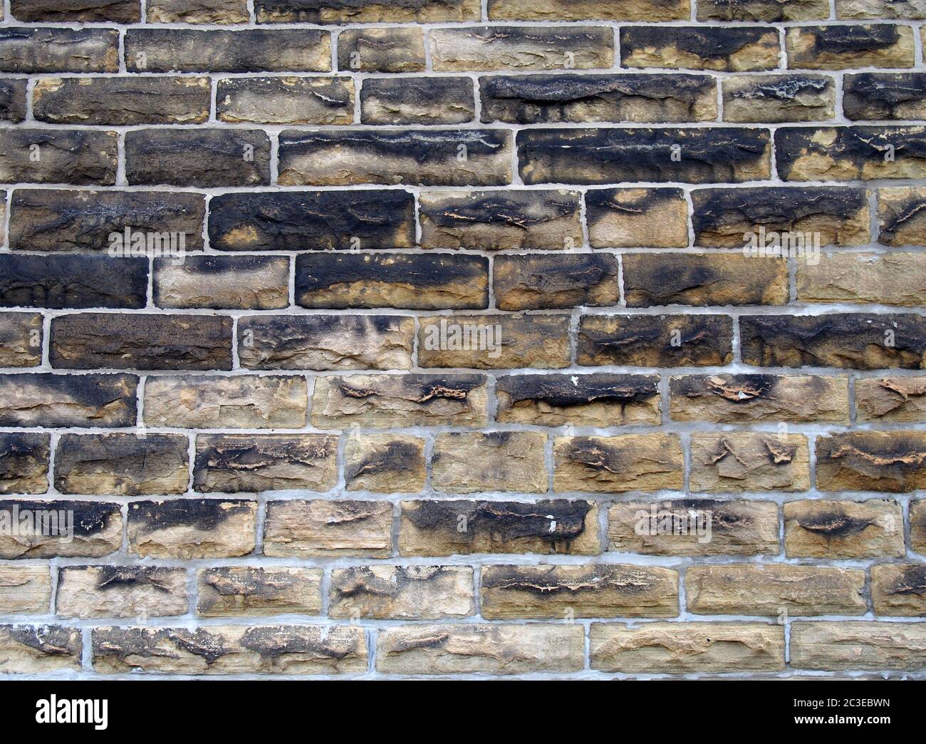 image plein cadre d'un grand mur de pierre sombre en grandes briques de grès Banque D'Images