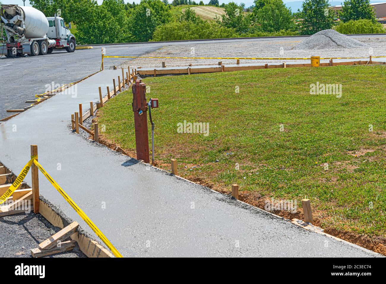 Plan horizontal d'un nouveau trottoir en béton qui vient d'être versé. Banque D'Images