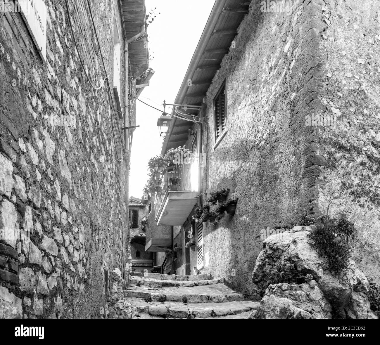 Les maisons caractéristiques de l'ancien village d'Artena, avec des escaliers et des ruelles pavées et étroites. Les balcons et les portes ornent Banque D'Images