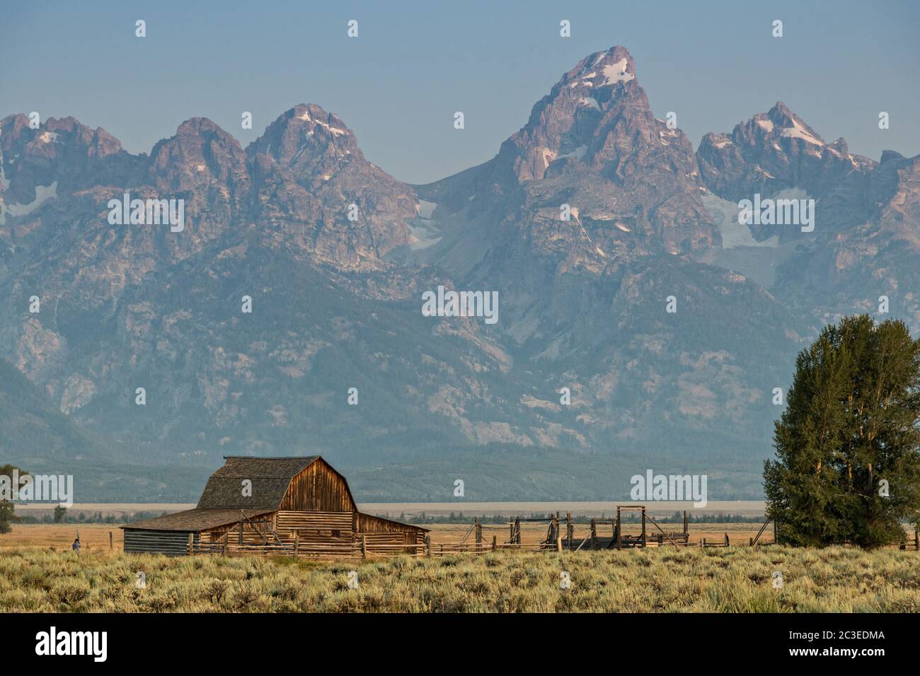 La grange John Molton dans le quartier historique de Mormon Row le long des Flats d'Antelope avec les montagnes de Grand Teton derrière au parc national de Grand Teton, Wyoming. Banque D'Images