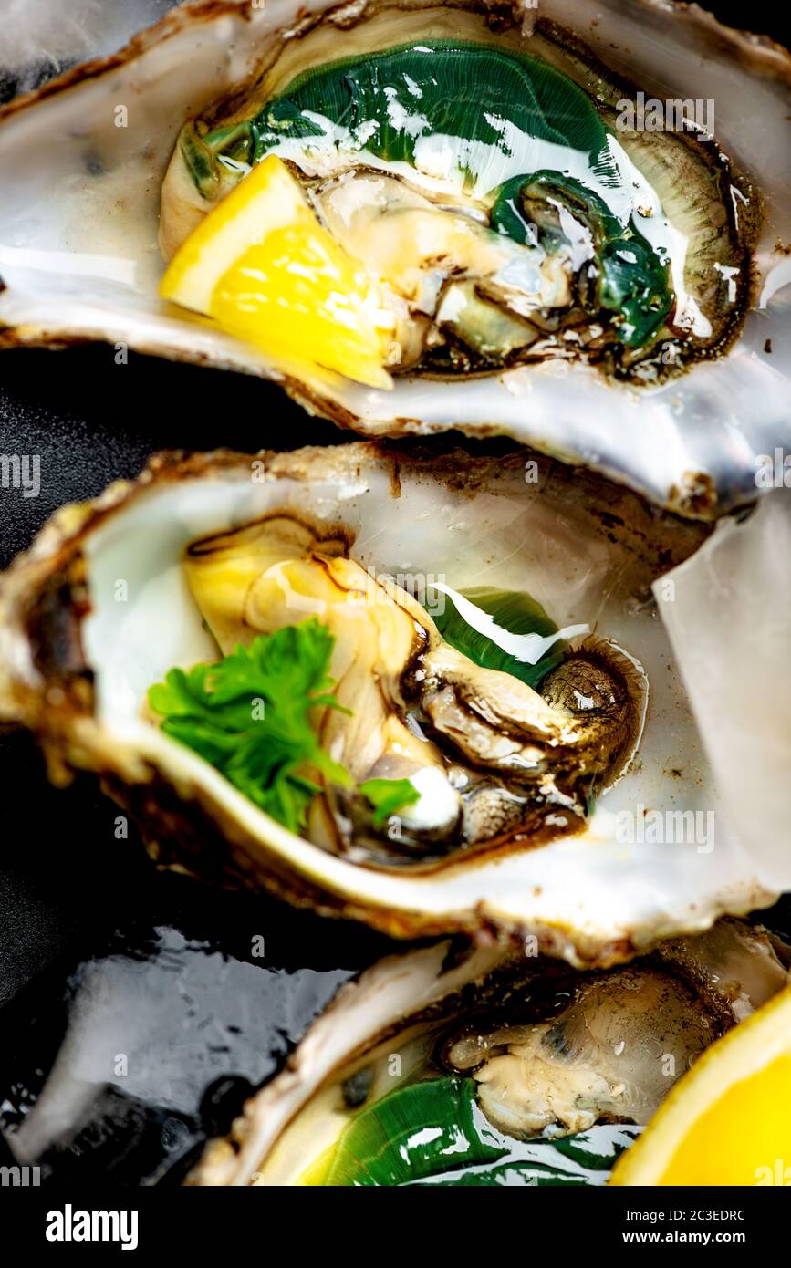 Huîtres ouvertes brutes Photo Stock Alamy