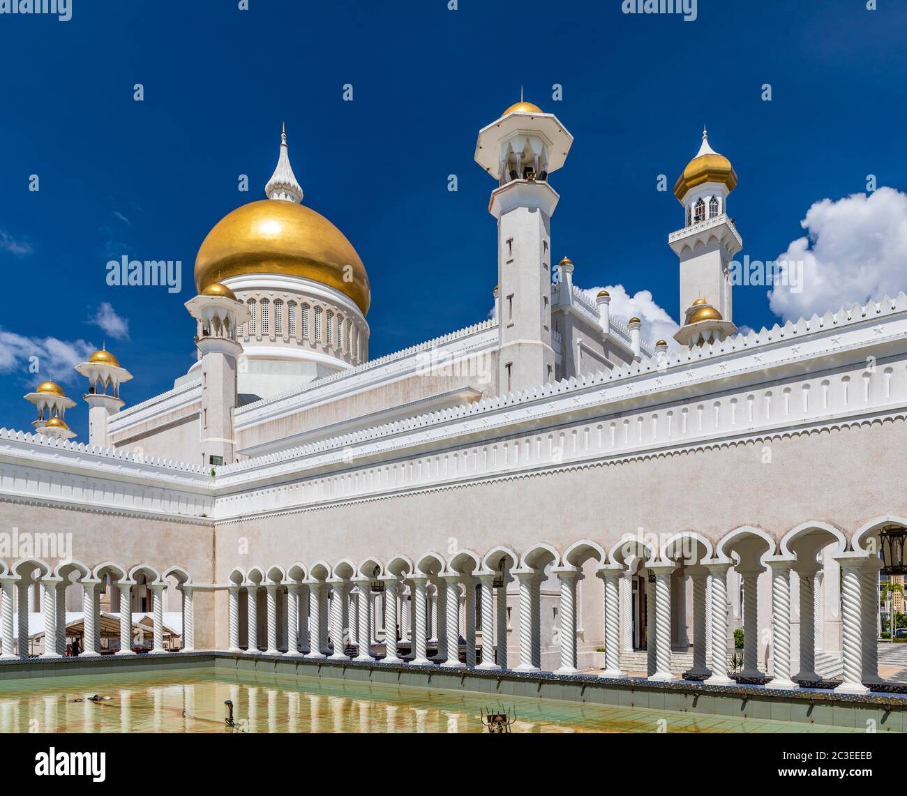 Bandar Seri Begawan, Brunéi : bassin d'ablution et colonnades de la mosquée royale de Masjid Omar Ali Saifuddien, achevée en 1958. Banque D'Images