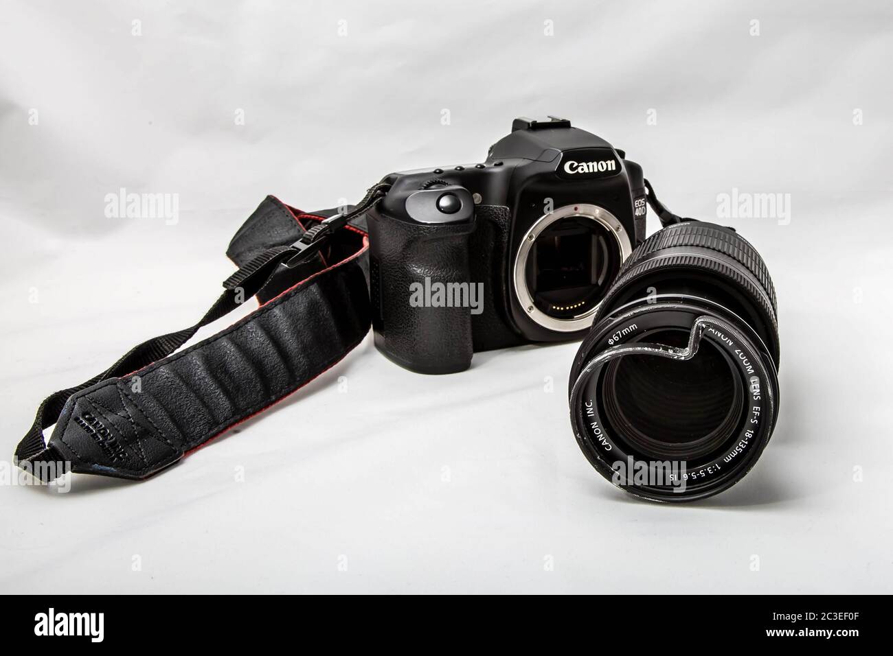 Moscou, Russie - 13 mai 2019 : appareil photo numérique reflex numérique  Canon cassé, avec un objectif endommagé de 18 à 135 mm sur fond gris. La  caméra est en attente de réparation Photo Stock - Alamy