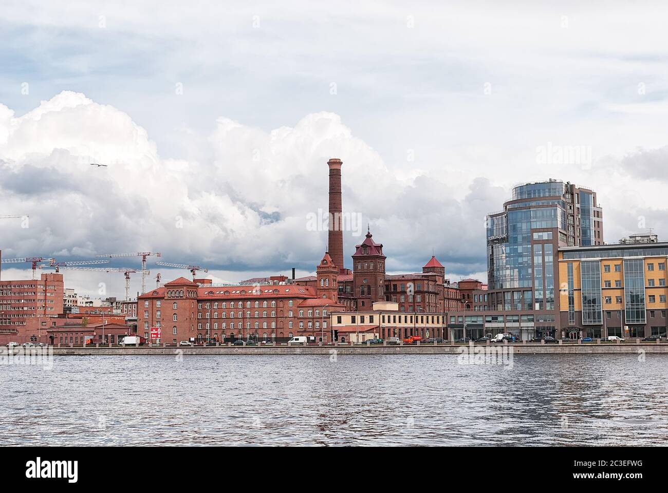 Saint-Pétersbourg, Russie – 19 mai 2020 : usine de Red Thread. Produit et vend des fils à coudre. A ouvert en 1849 Banque D'Images