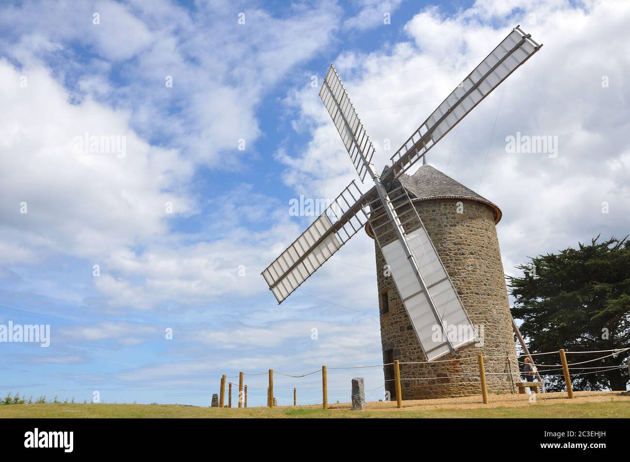 moulin à vent dans la campagne, France Banque D'Images