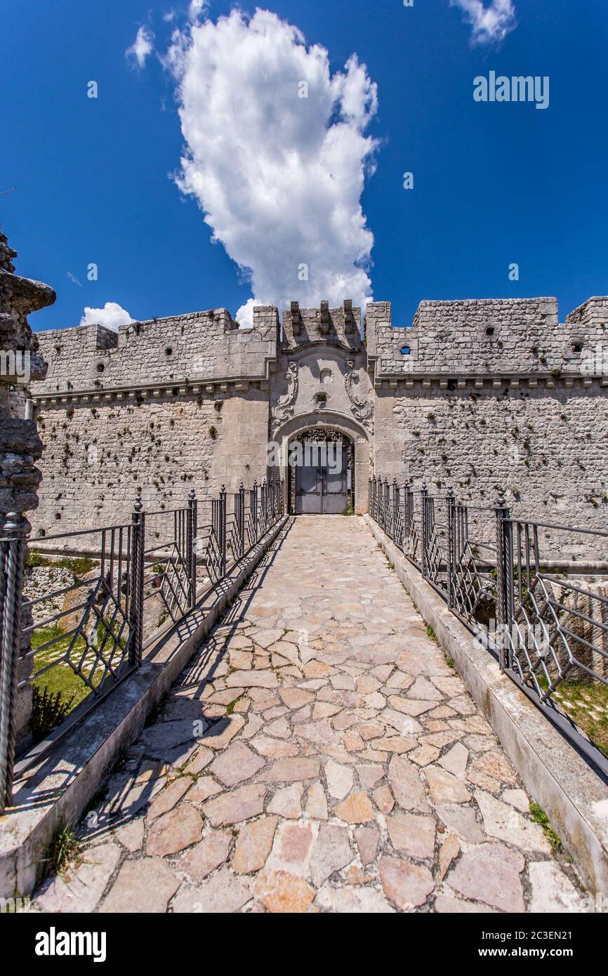 Château médiéval dans village de pèlerinage Banque D'Images