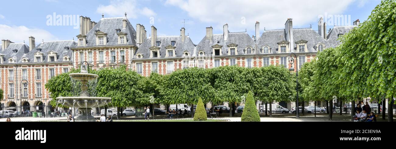 Place des Vosges. Visite de Paris et de ses monuments, capitale de la France en été Banque D'Images