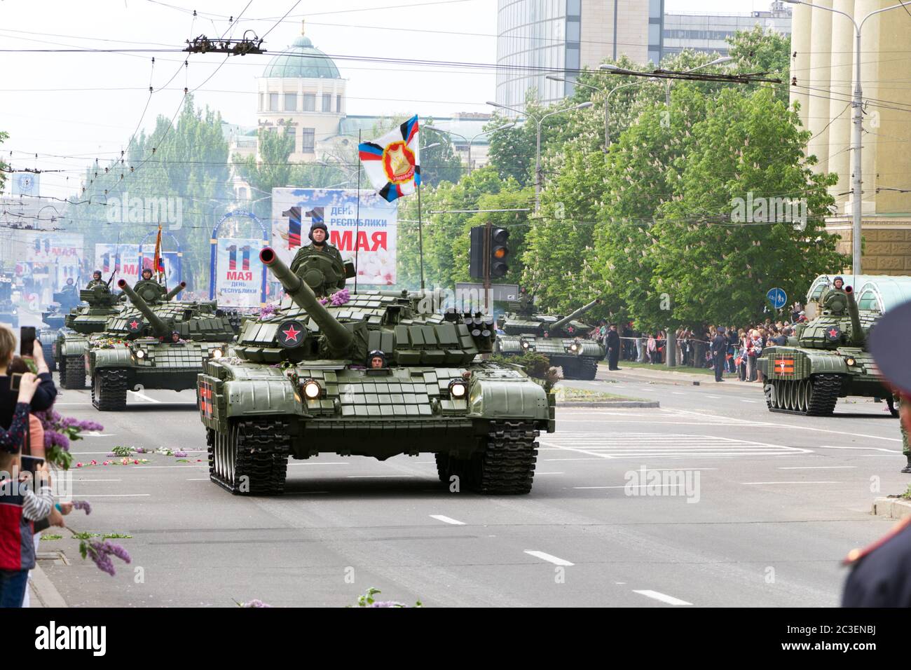 Donetsk, République populaire de Donetsk, Ukraine, 9 mai 2018. Une colonne de chars blindés soviétiques avec des soldats au sommet se déplace le long de la rue Artyom pendant Banque D'Images
