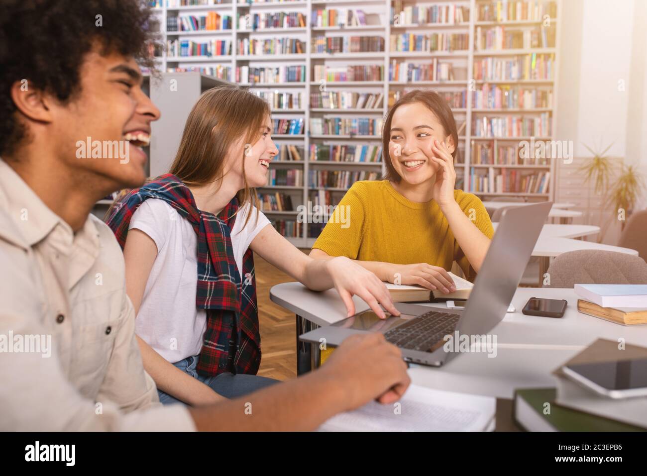 Les étudiants universitaires étudient dans une bibliothèque ensemble. Concept d'équipe et la préparation Banque D'Images