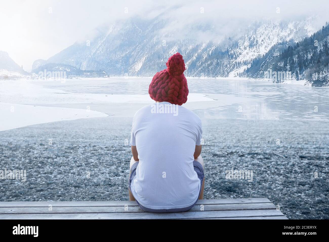 Exposition au froid. Homme au lac gelé. Banque D'Images