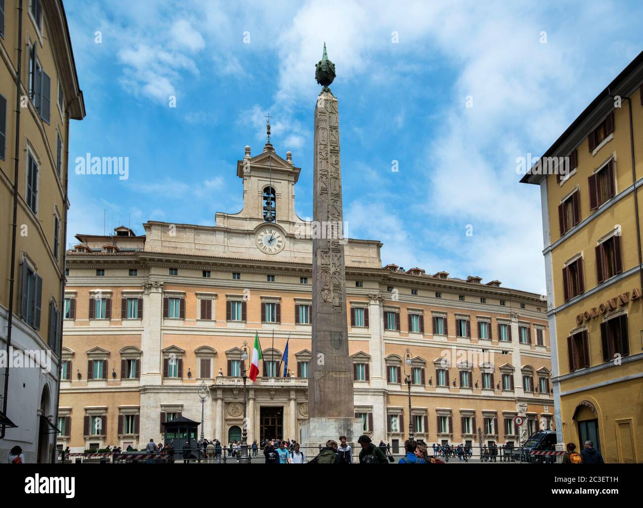 Obélisque de Montecitorio ou Obélisque de Solaare, devant le Parlement italien, Rome, Italie Banque D'Images