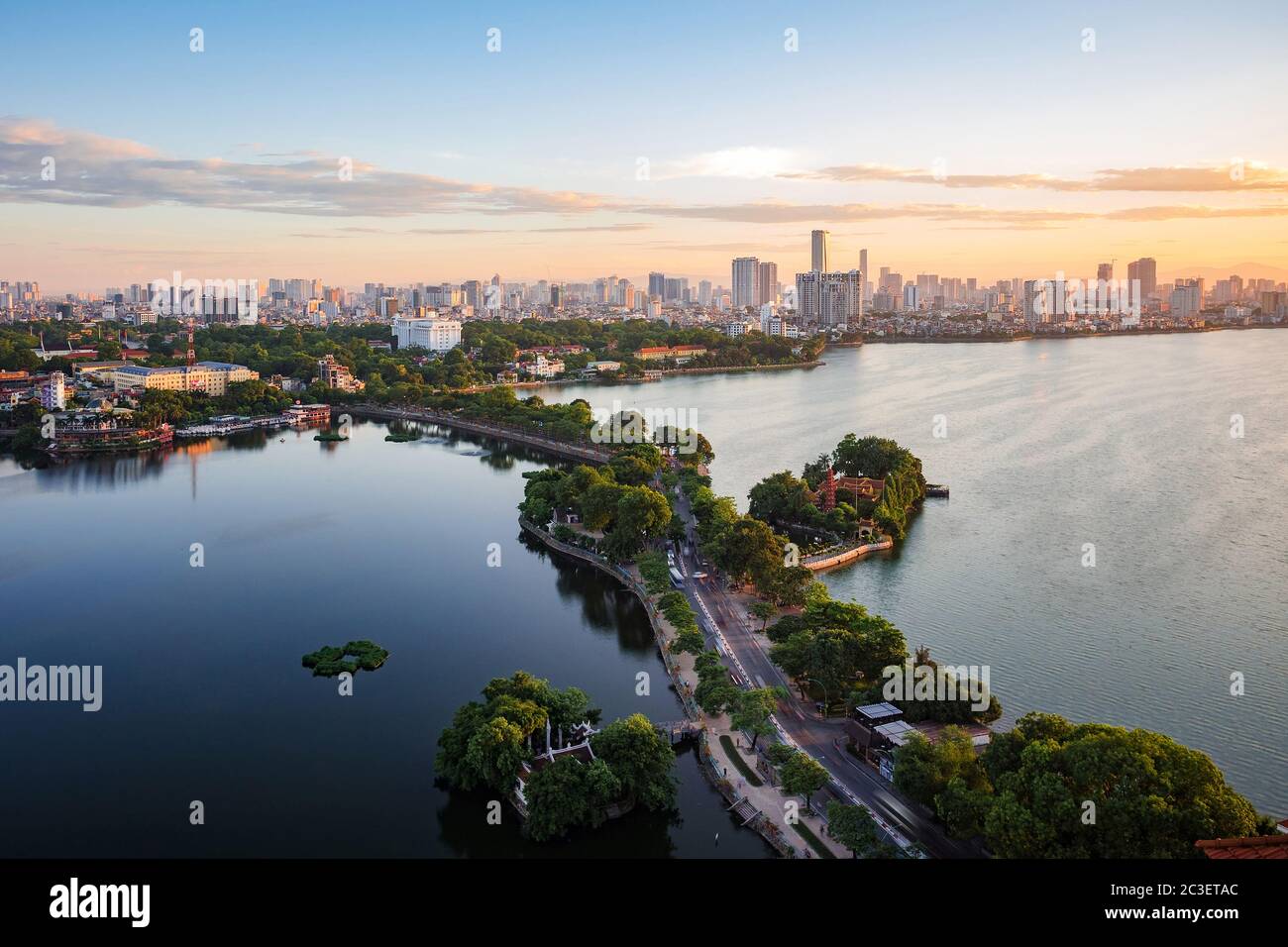 Vue aérienne de la ligne d'horizon de Hanoï montrant West Lake et le district de Tay Ho au coucher du soleil à Hanoi, Vietnam. Banque D'Images