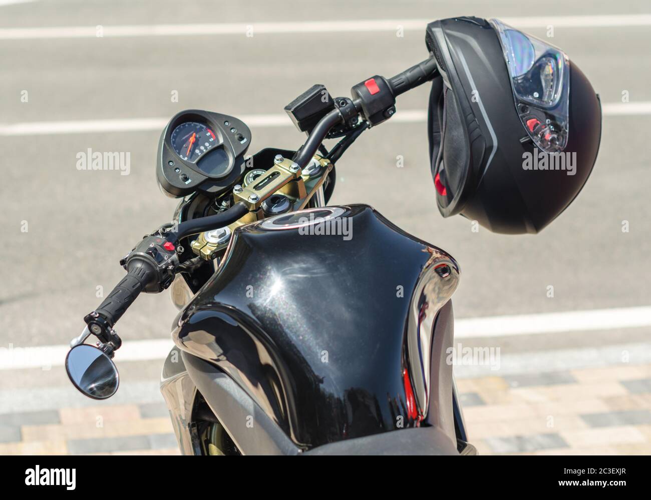 un coureur de moto moderne et un casque noir sur une rue de ville de près Banque D'Images