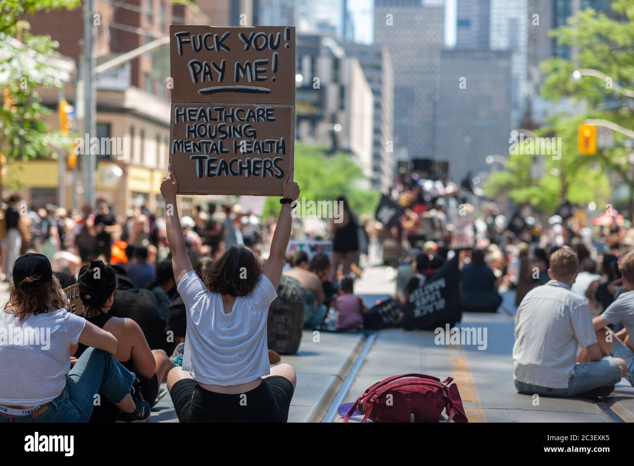 Toronto, Canada - le 19 juin 2020. Quelques milliers de manifestants se sont rassemblés pour marquer le dix-septième avec une manifestation assise sur la rue Bay, au centre-ville de Toronto, au Canada. Mark Spowart/Alay Live News Banque D'Images