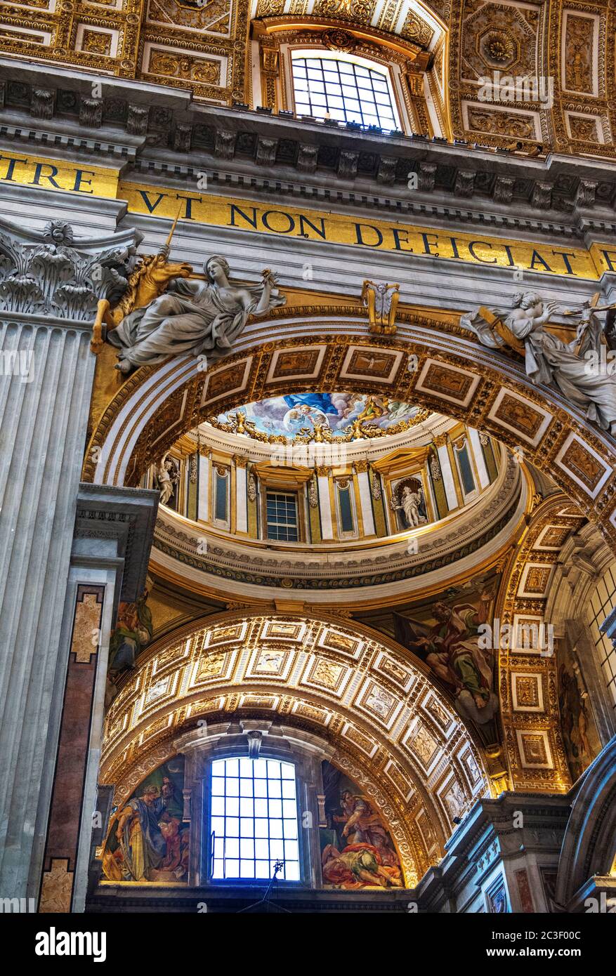 Intérieur de la basilique Saint-Pierre, Basilique papale de Saint-Pierre, église de style Renaissance, Cité du Vatican, Rome, Italie Banque D'Images