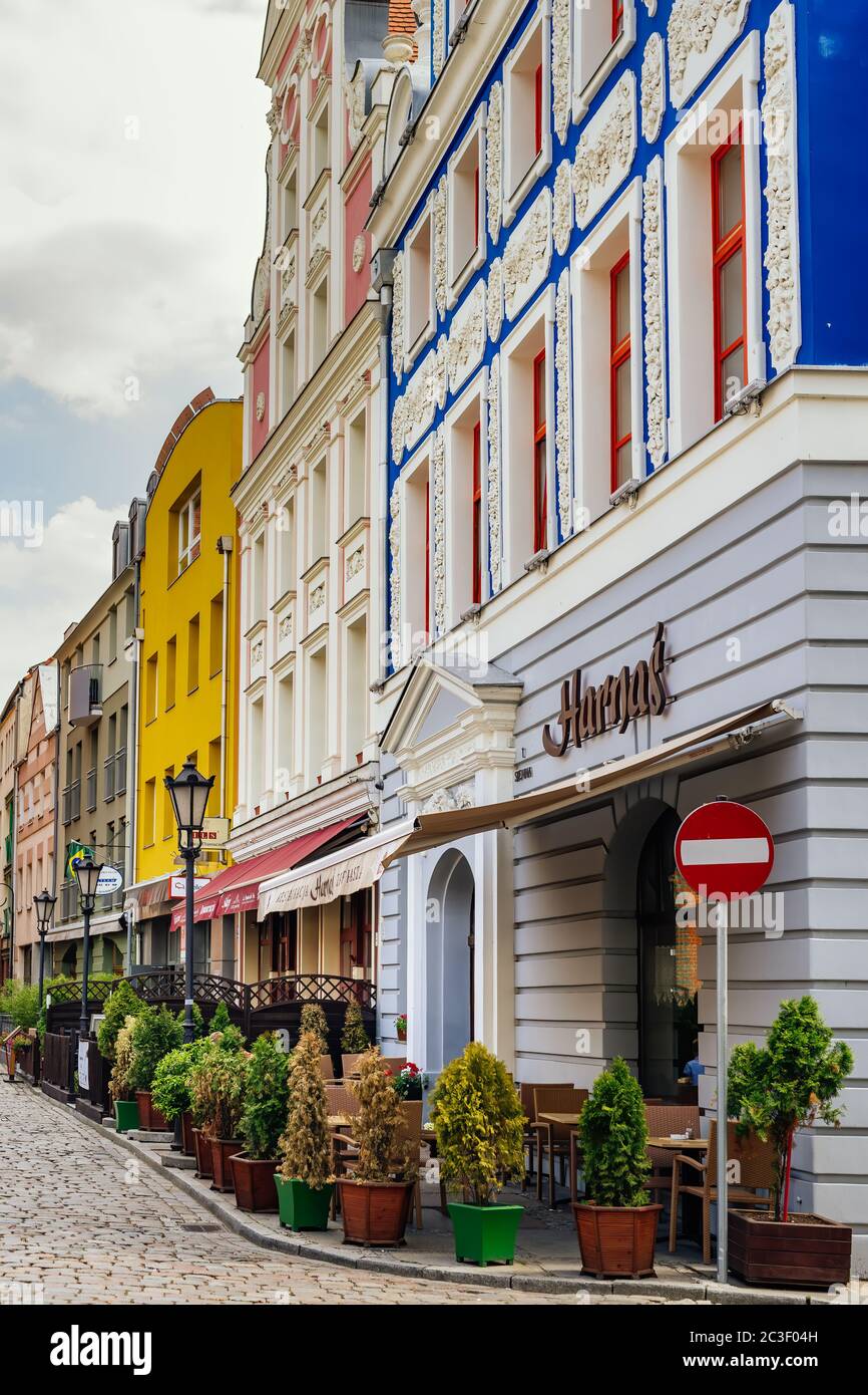 anciens bâtiments résidentiels rénovés avec façades décoratives, restaurants et jardins de bière Banque D'Images