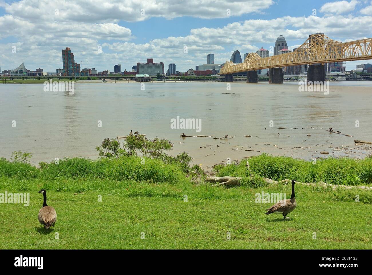 LOUISVILLE, Kentucky -30 MAI 2020- vue sur le pont George Rogers Clark Memorial Bridge, (pont second Street) au-dessus de l'Ohio River et de Louisville, Kentucky Banque D'Images