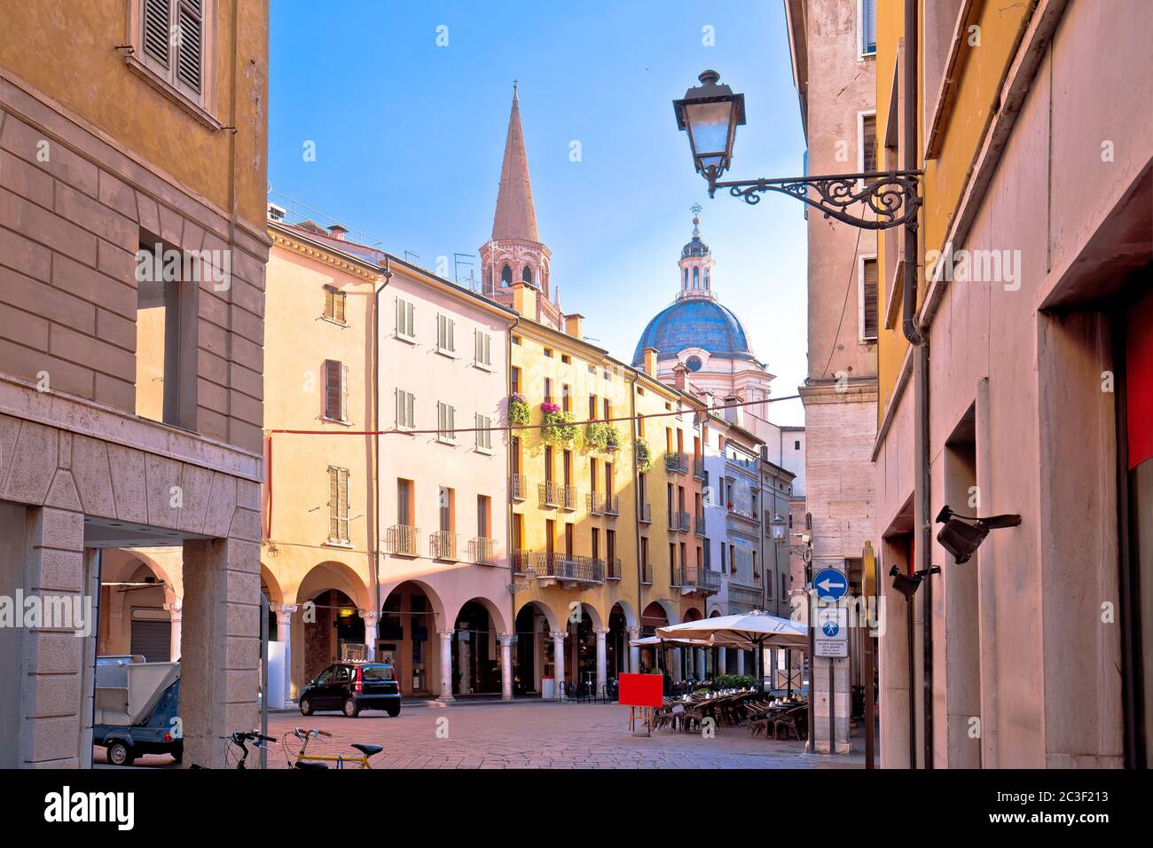 Mantova idyllique rue de la ville italienne et vue sur les tours de l'église Banque D'Images