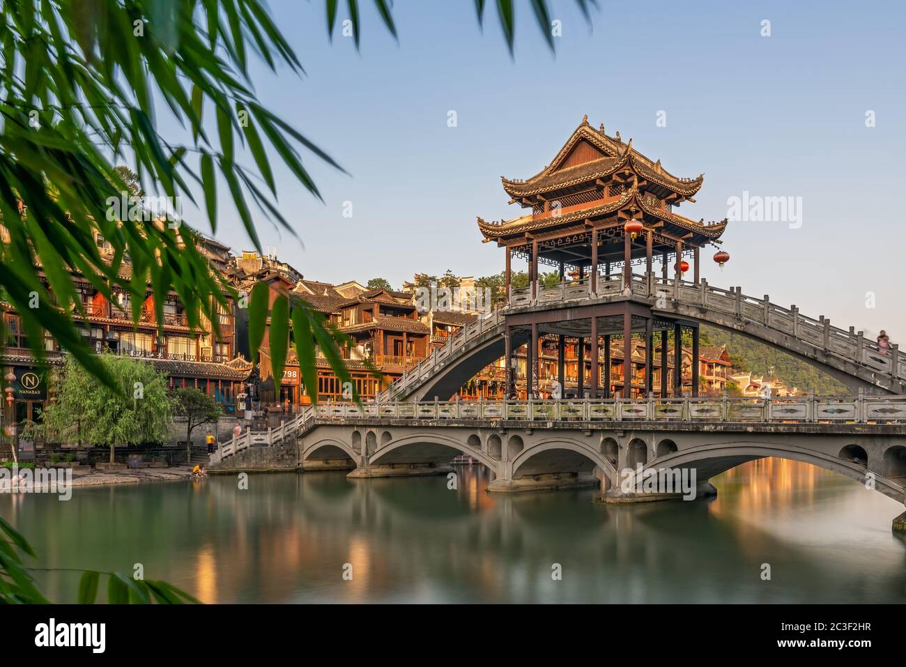 Pont en pierre sur le fleuve Tuo Jiang à Feng Huang Banque D'Images