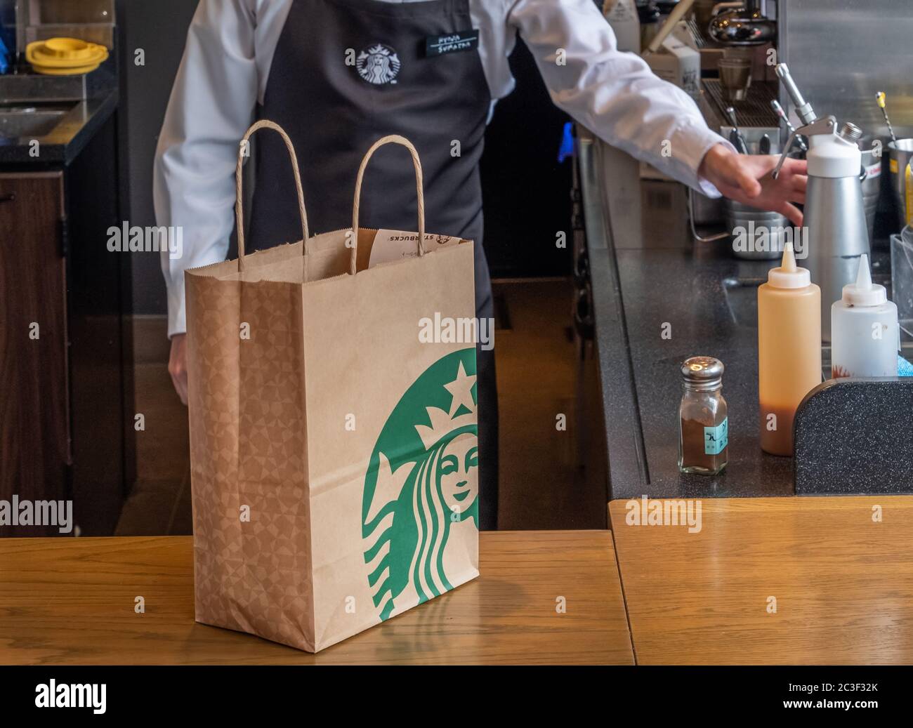 Barista qui prépare des boissons alcoolisées chez Starbucks, à la station Nakameguro, Tokyo, Japon Banque D'Images