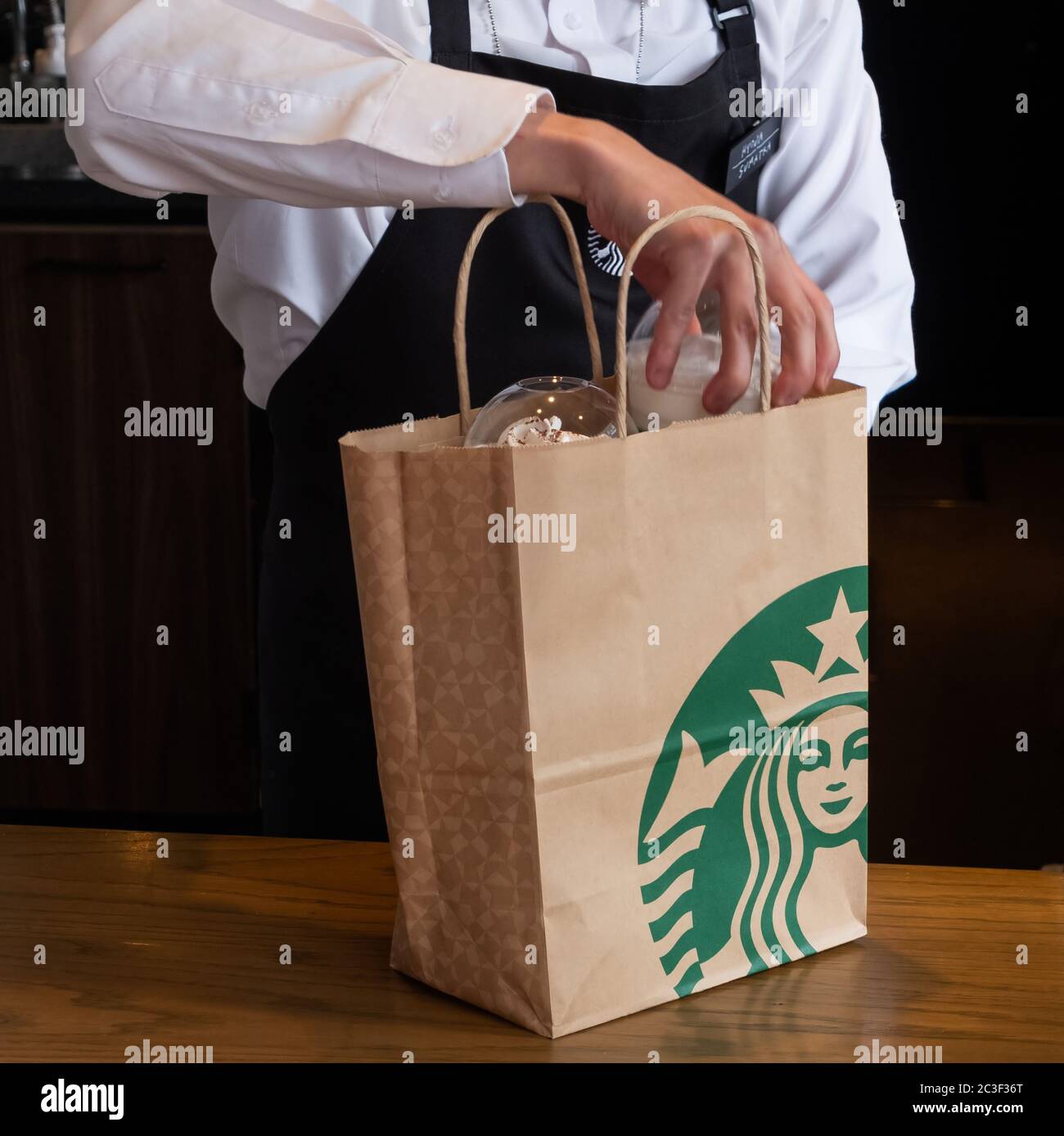 Barista qui prépare des boissons alcoolisées chez Starbucks, à la station Nakameguro, Tokyo, Japon Banque D'Images