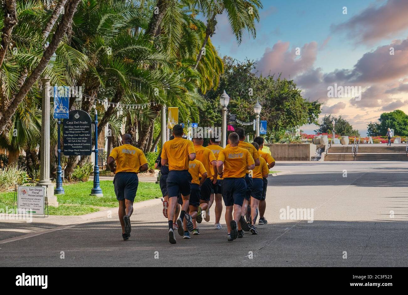 Cadets de la Marine qui se trouvent dans le parc Balboar Banque D'Images