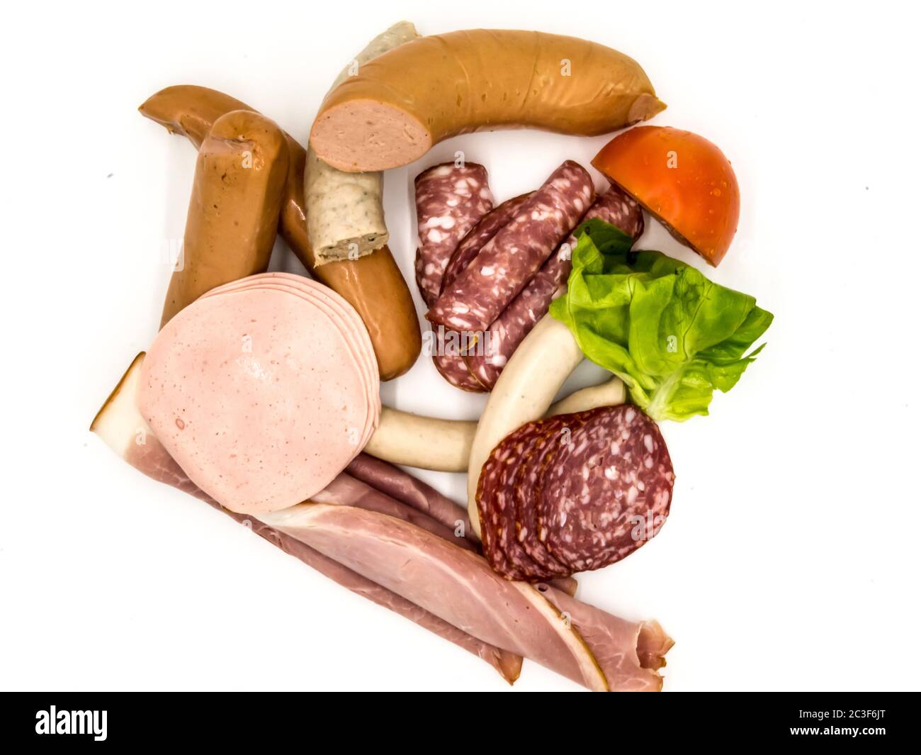 Différentes sortes de saucisses et de bacon fumé, vue de dessus sur un fond blanc Banque D'Images