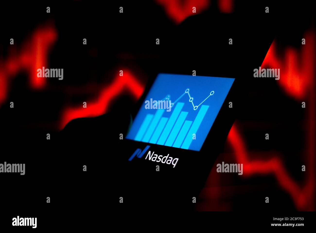 Dans cette illustration, un logo Nasdaq composite apparaît sur un smartphone. Banque D'Images