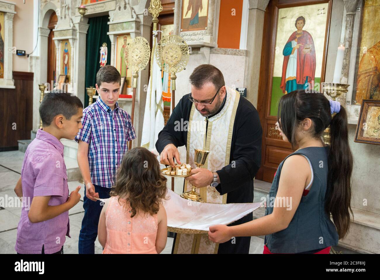 Le révérend Androwas Bahus dirige une liturgie tôt le matin à l'église Saint-Pierre et Saint-Paul dans la ville de Shefa-AMR, en Israël. Banque D'Images