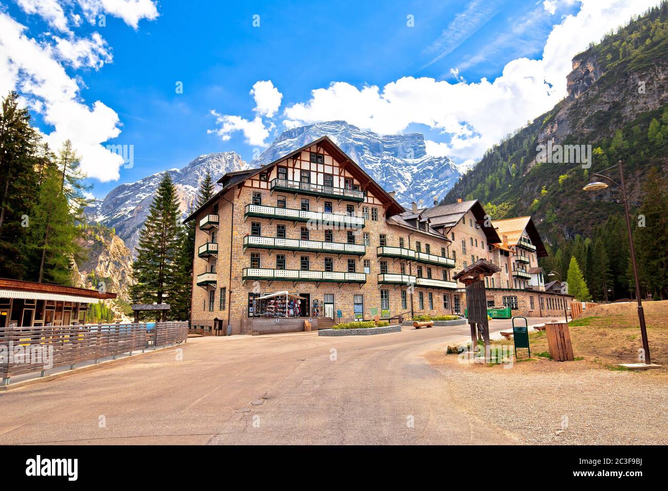 Paysage de montagne et architecture des Alpes Dolomites sur le lac de Braies Banque D'Images