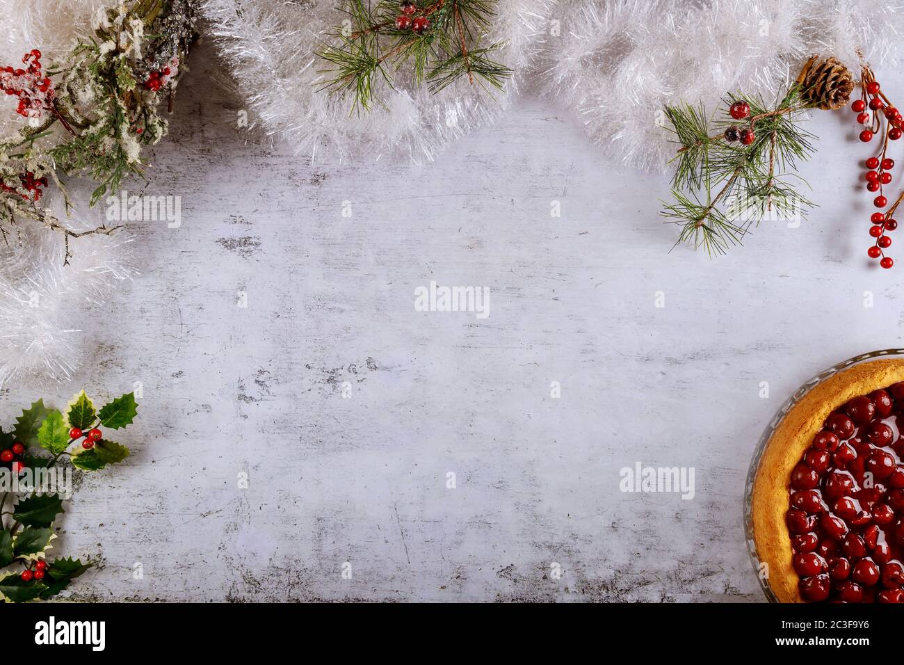 Fond de Noël avec gâteau de baies et branches d'arbre de noël. Concept nouvel an, Noël. Banque D'Images