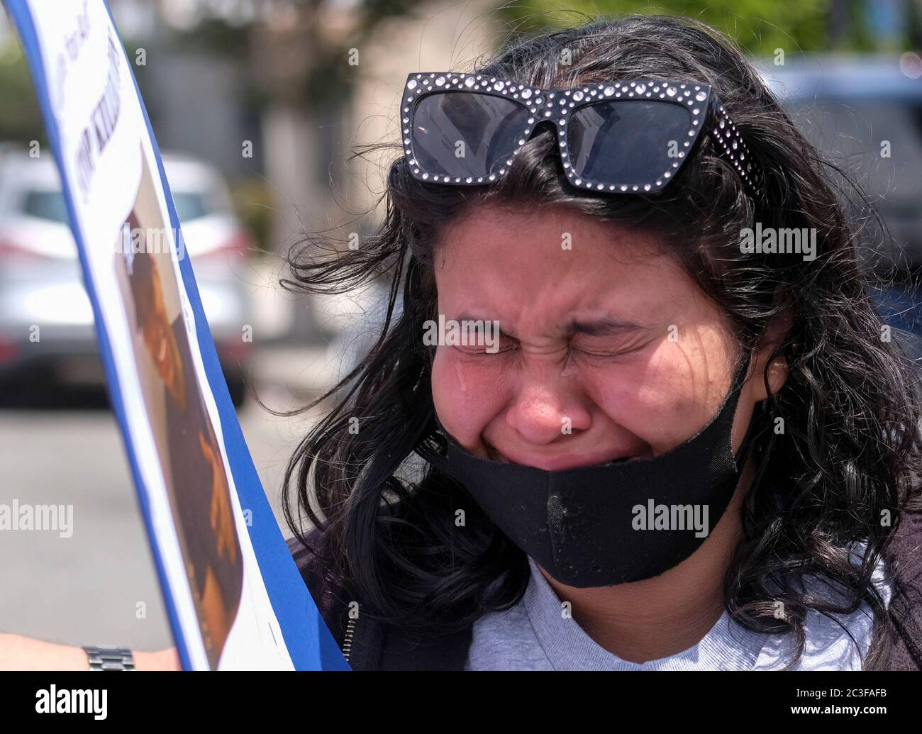 Los Angeles, Californie, États-Unis. 19 juin 2020. Jennifer Guardado, tient un panneau avec une photo de son frère, Andres Guardado, lors d'une conférence de presse de la famille d'Andres Guardado, Qui a été tué par balle par le sous-shérif du comté de Los Angeles à l'extérieur d'un atelier de carrosserie où il travaillait comme agent de sécurité, à Gardena, le vendredi 19 juin 2020. Crédit : Ringo Chiu/ZUMA Wire/Alay Live News Banque D'Images