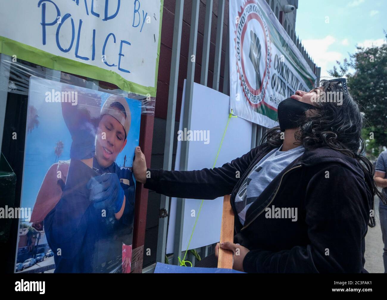 Los Angeles, Californie, États-Unis. 19 juin 2020. Jennifer Guardado touchant une photo de son frère, Andres Guardado, pleure lors d'une conférence de presse de la famille d'Andres Guardado, Qui a été tué par balle par le sous-shérif du comté de Los Angeles à l'extérieur d'un atelier de carrosserie où il travaillait comme agent de sécurité, à Gardena, le vendredi 19 juin 2020. Crédit : Ringo Chiu/ZUMA Wire/Alay Live News Banque D'Images