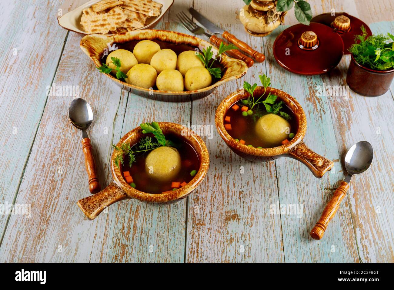 Table avec soupe de boules juives de matzoh, boules de mazzo. Contenu de la Pâque. Banque D'Images