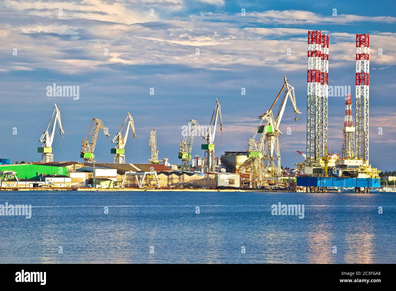 Vue sur la mer depuis les grues du chantier naval de Pula Banque D'Images