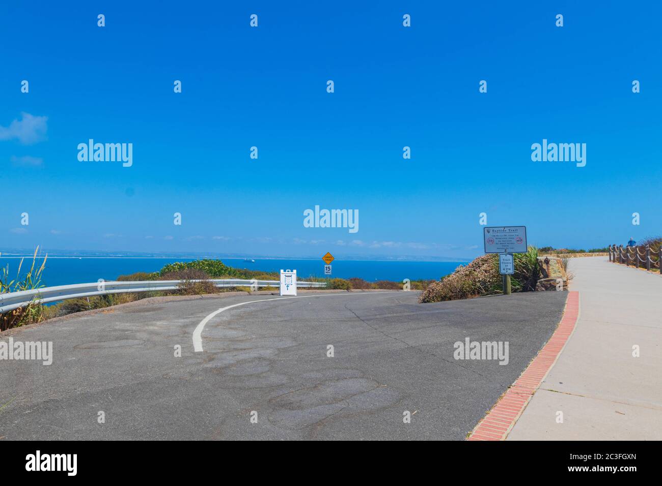 19 juin 2020 : la piste Bayside au monument national Cabrillo a rouvert ses portes le vendredi 19 juin 2020 à San Diego, Californie. Le bateau de croisière Disney Wonder et Tijuana, à Baja California, au Mexique, sont vus de l'entrée de la piste Bayside. Crédit : Rishi Deka/ZUMA Wire/Alay Live News Banque D'Images