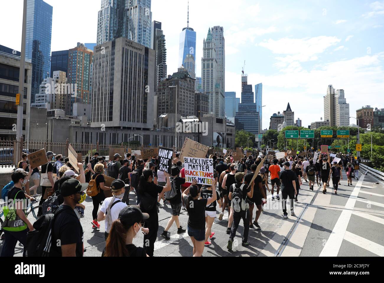 New York, États-Unis. 19 juin 2020. Les manifestants défilaient à New York, aux États-Unis, le 19 juin 2020. Vendredi, les New-Yorkais ont célébré le dix-septième anniversaire de la commémoration de l'émancipation des Afro-Américains asservis, avec des marches et des manifestations, alors que le pays connaît un nouveau moment de vérité sur l'injustice raciale. Crédit : Wang Ying/Xinhua/Alay Live News Banque D'Images