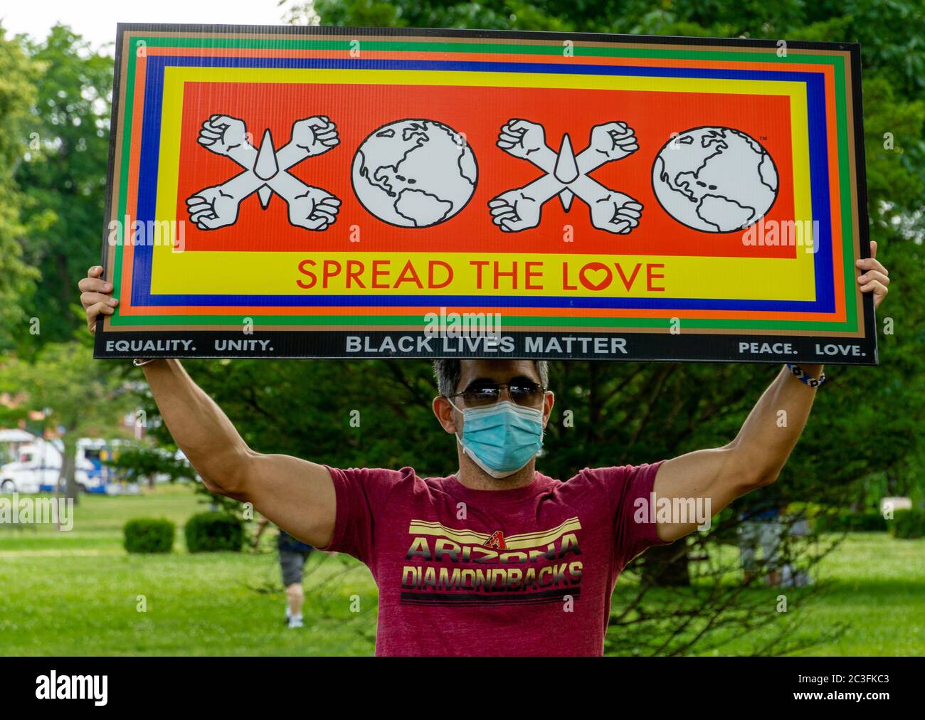 White Man Holding a répandu l'amour Black Lives Matter Sign on Junetdix-septième George Floyd protestation à Teaneck, NJ Banque D'Images