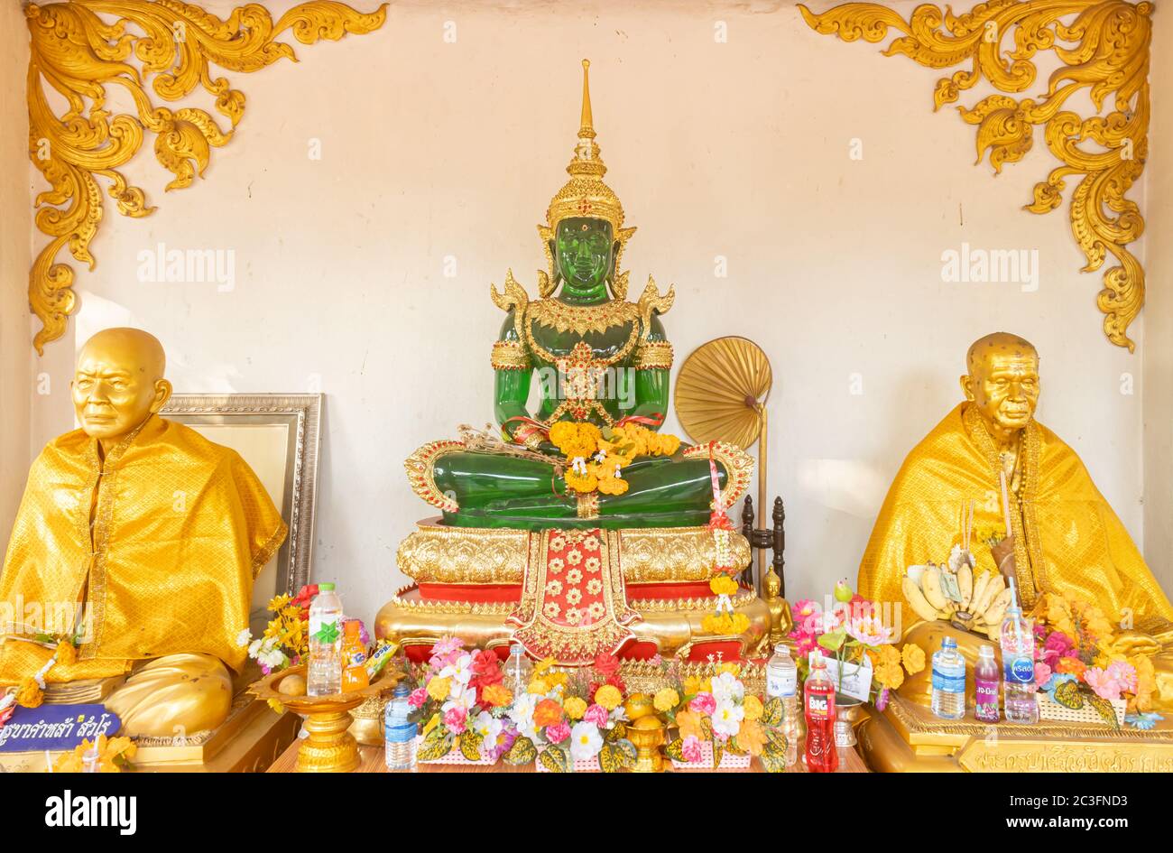 Phayao, Thaïlande - 31 décembre 2019 : Statue du Bouddha d'émeraude et statue du moine d'or à Wat Phra Nang DIN ou Temple Phra Nang DIN à Chiang Kham District Phaya Banque D'Images