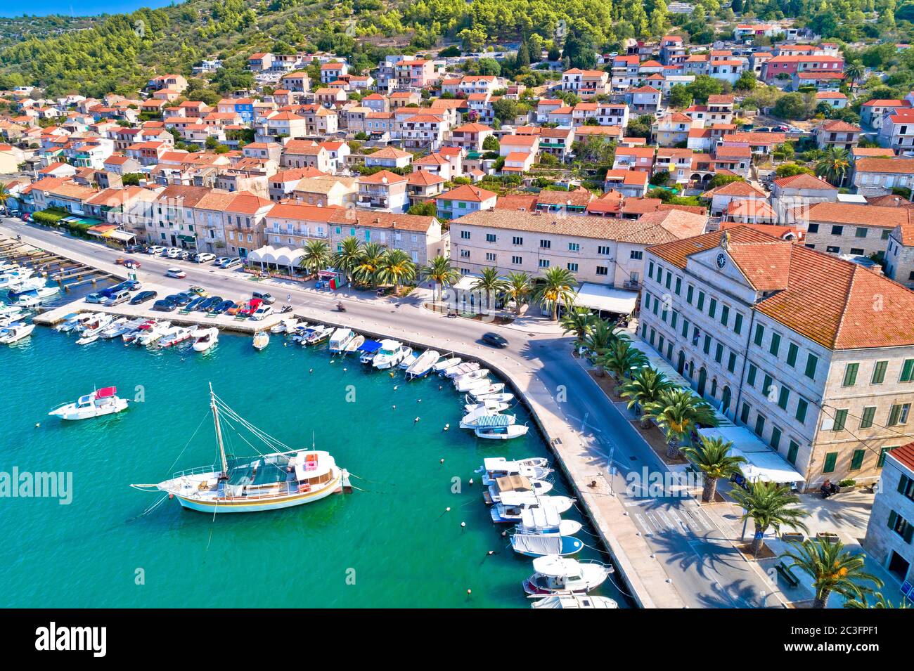 Korcula. Ville de Vela Luka sur l'île de Korcula vue aérienne sur le front de mer Banque D'Images