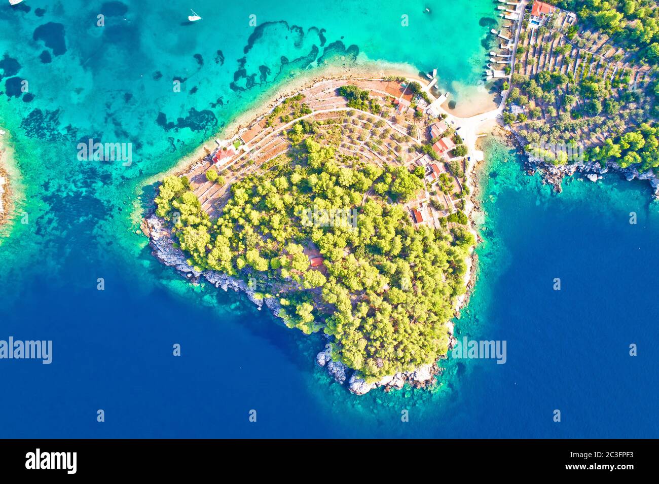Vue aérienne de la baie de Gradina destination de voile sur l'île de Korcula Banque D'Images