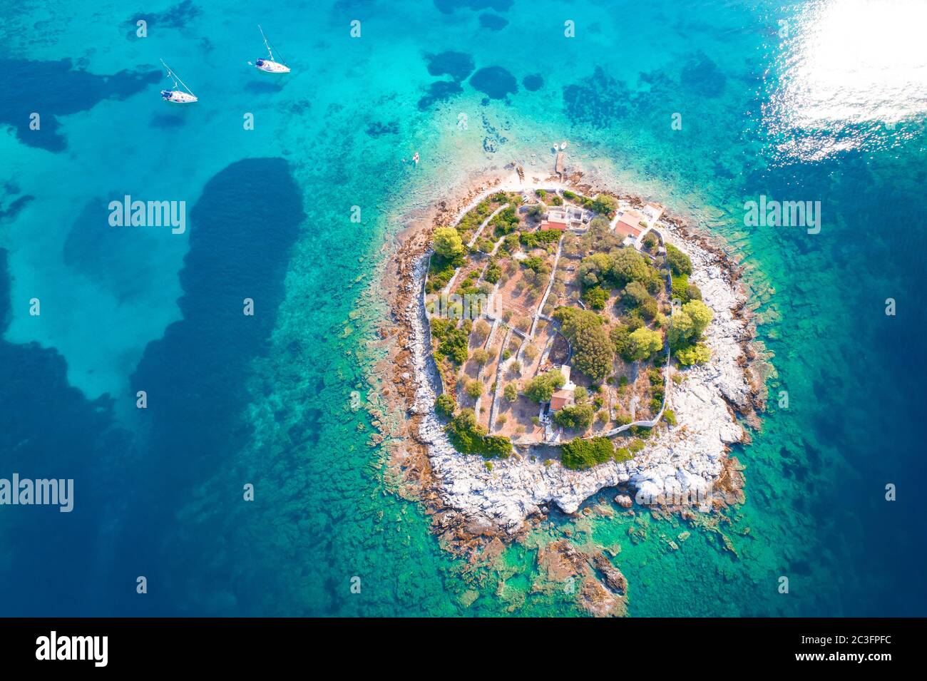 Vue aérienne de l'île solitaire dans la baie de Gradina, destination de voile sur l'île de Korcula Banque D'Images