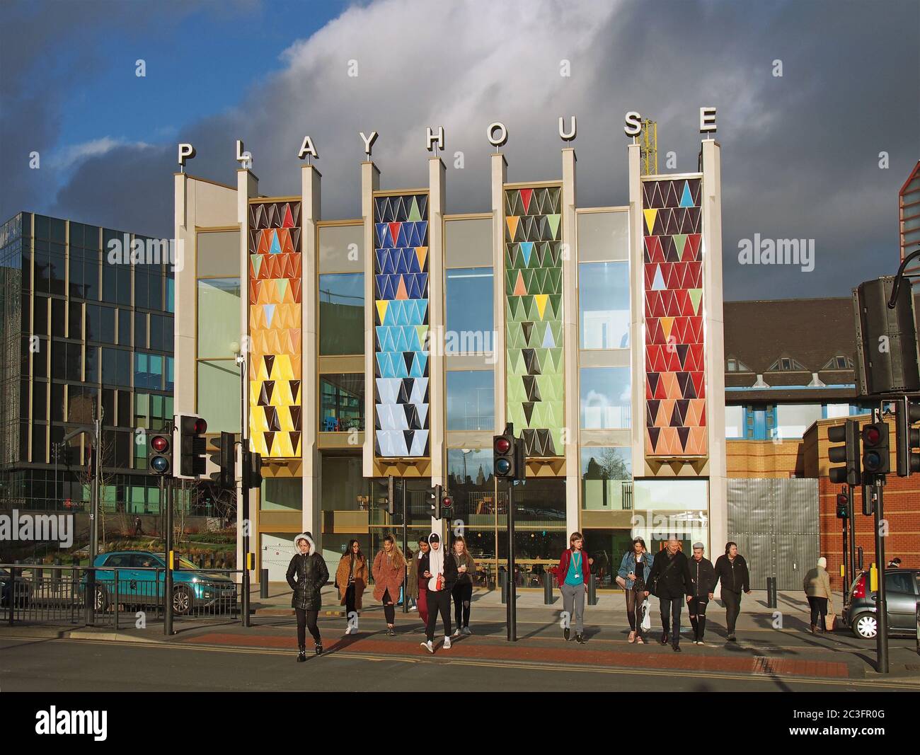 les gens traversent la route devant la façade aux couleurs vives du nouveau théâtre du yorkshire de l'ouest à saint Banque D'Images
