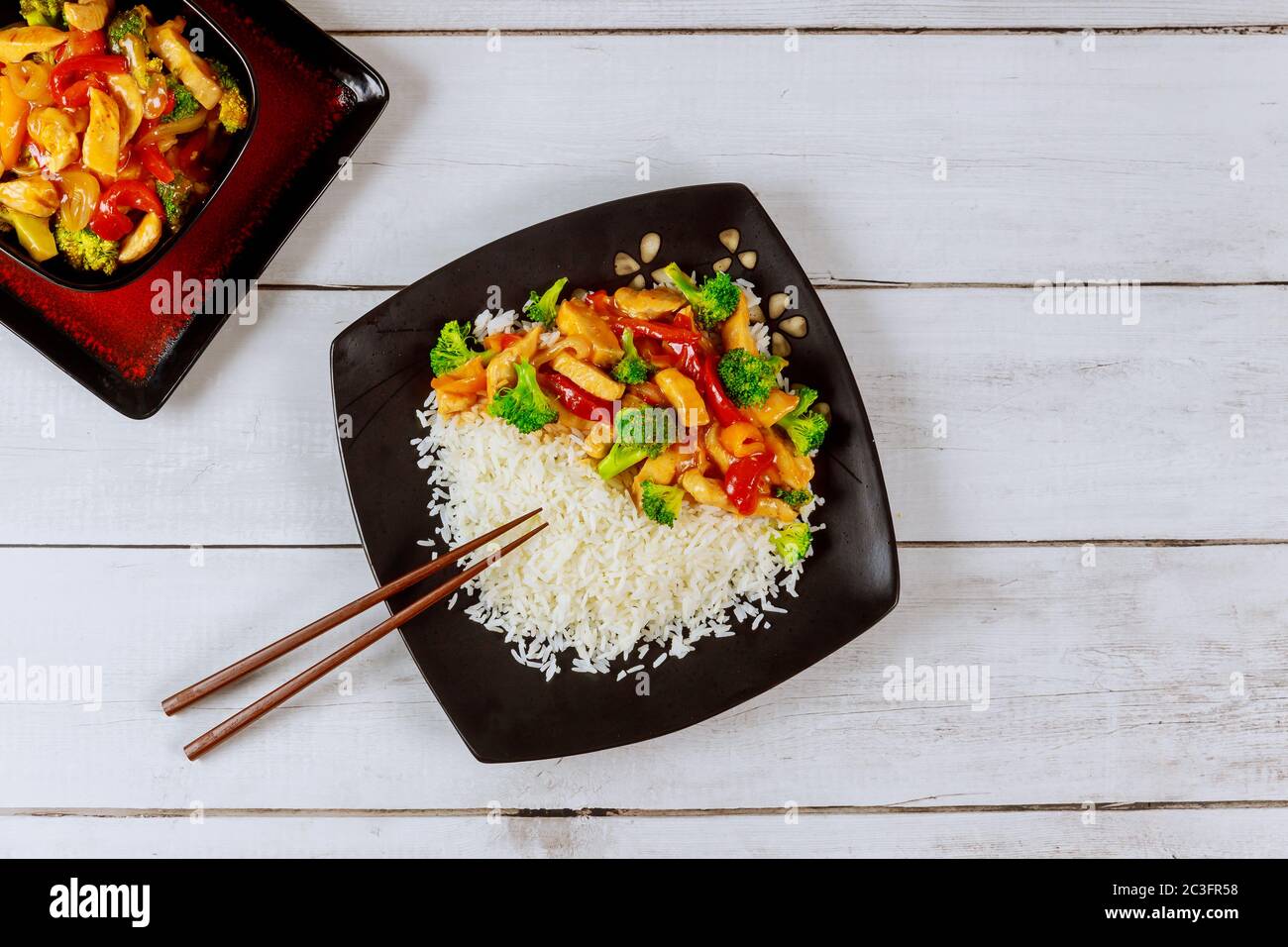 Brasser la viande asiatique, les légumes avec du riz blanc et un bâton de hache. Banque D'Images